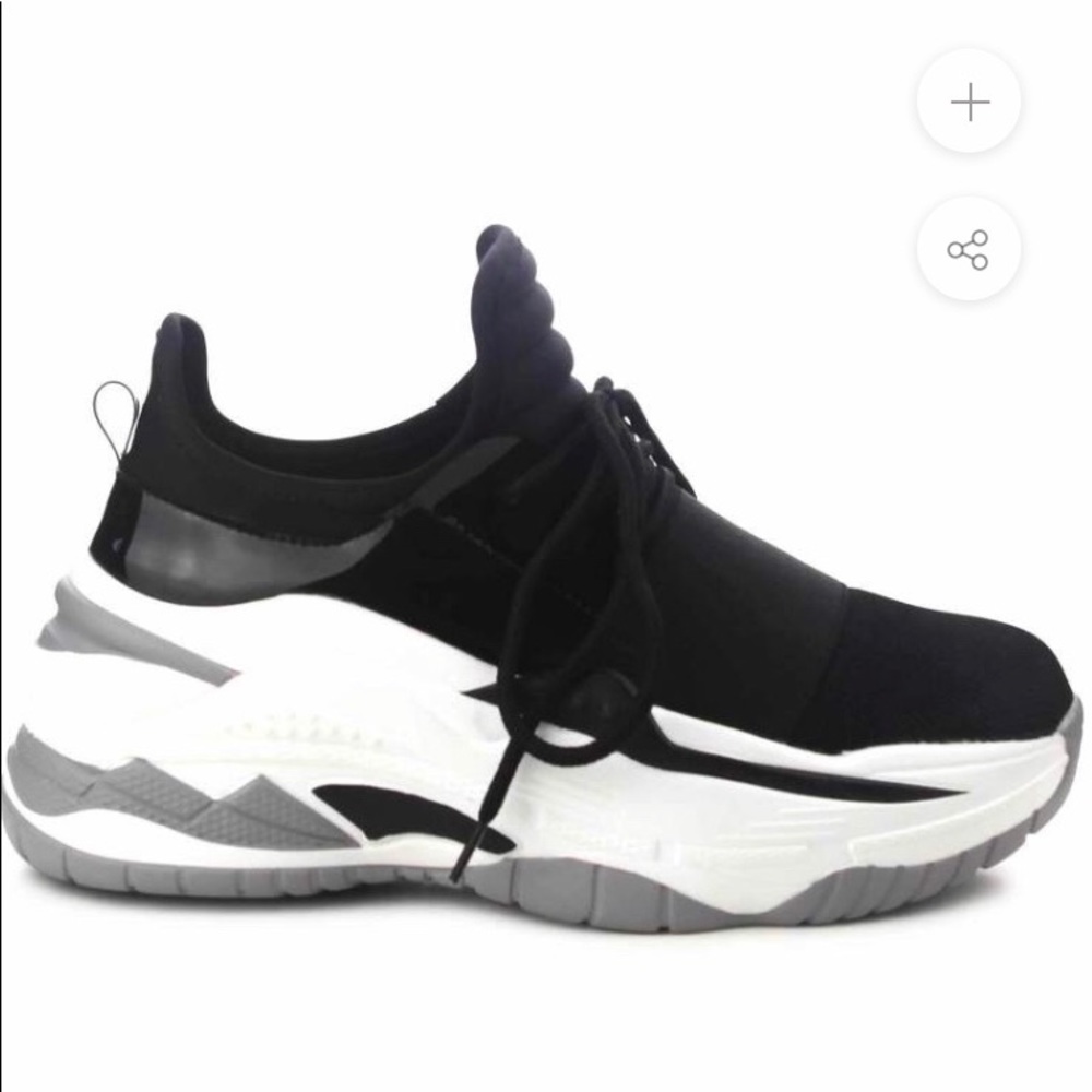 Athleisure Cape ROBBIN Super Mario sneaker…